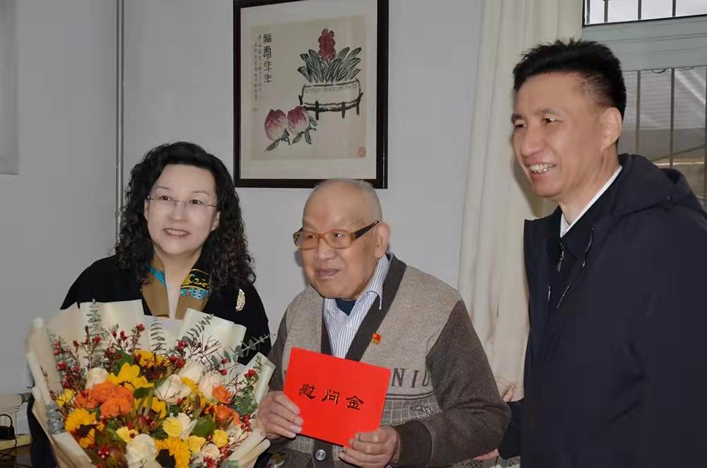 濟南產發(fā)集團黨委副書記、總經理黃蓓走訪慰問離休老干部、老黨員